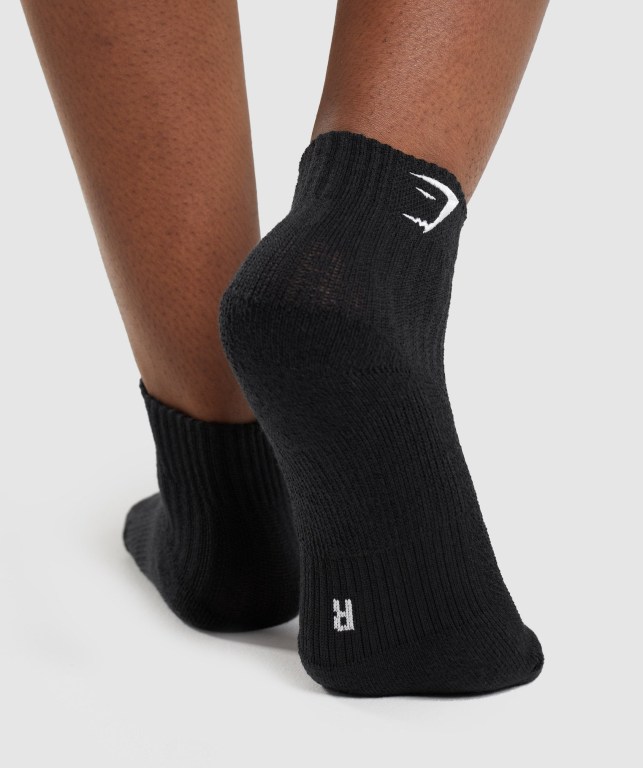 Black Gymshark Sharkhead Embroidered Quarter 2pk Women's Socks | US-80XJZSC